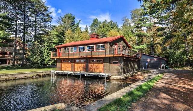 Beautiful location on Little Star Lake and the 10 lake Manitowish Chain