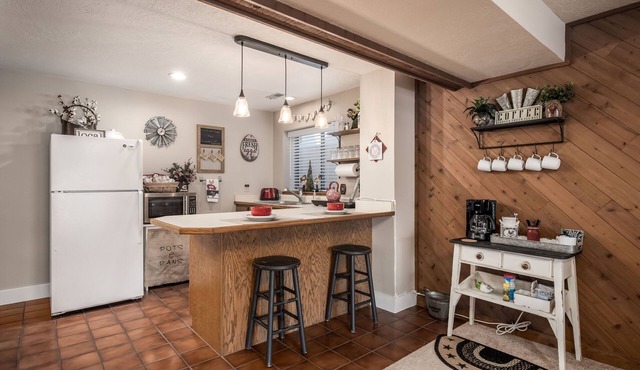 Beautiful location! Close to mountains and ski resorts, easy downtown access.