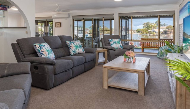 Beautiful location in Forster Keys with your own private jetty and modern furnishings to relax.