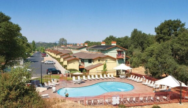 Beautiful Location and great resort amenities including outdoor pool in this 1BD condo