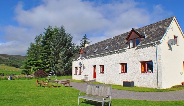 Beautiful Loch Ness views from Spacious, Secluded Farmhouse nr Inverness