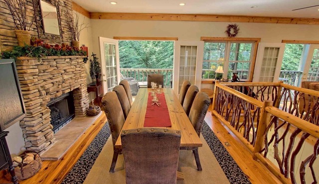 Beautiful lodge, 4 king bedrooms, all with private baths! 5 decks to enjoy.