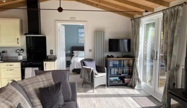 Beautiful Lodge for 4 with Hot TubNr Lyme Regis