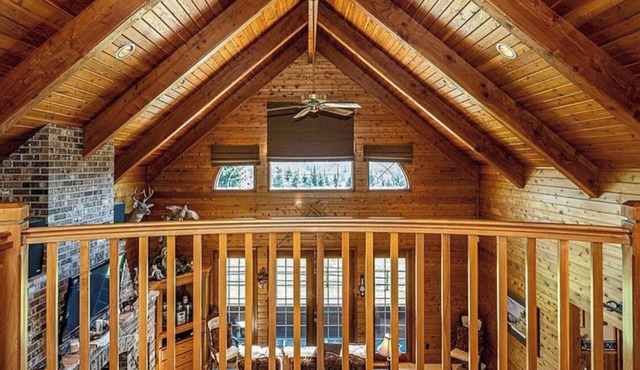Beautiful lodge home with 50 acres of hiking trails!
