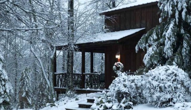 Beautiful lodge on 15 acres of land with a river trail. 10 mins to Greenville.