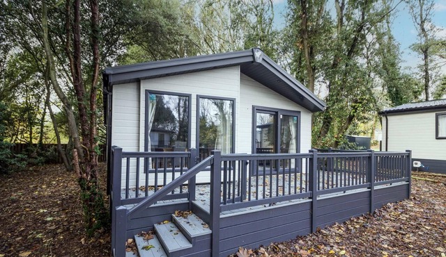 Beautiful lodge sleeps 6 at Azure Seas Holiday Village in Suffolk ref 32218OG