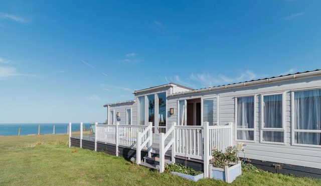 Beautiful lodge - stunning sea views, dog friendly