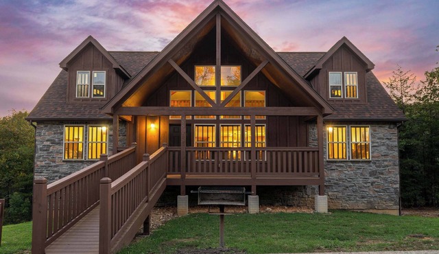 BEAUTIFUL LODGE with 7 Master Suites! By Pool!