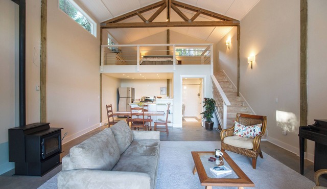 Beautiful Loft barn in Brookings perfect for a relaxing getaway