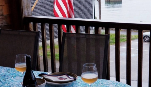 Beautiful loft in heart of town, deck area with stunning views!