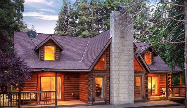 Beautiful log cabin! Hike, Bike, ski, relax!