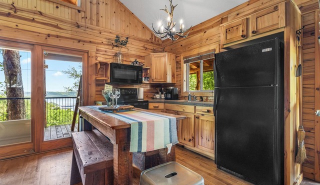 Beautiful Log Cabin with Amazing Views of Beaver Lake