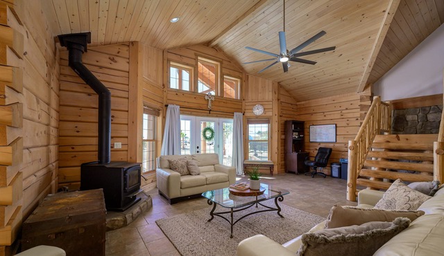 Beautiful log cabin in the center of Bullhead close to all amenities and water.