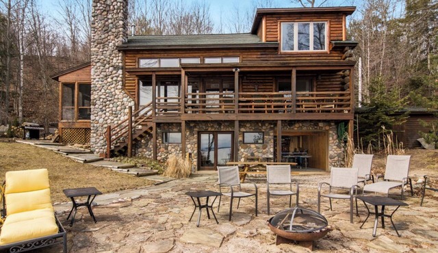 Beautiful log cabin with private East Bay frontage on Old Mission Peninsula