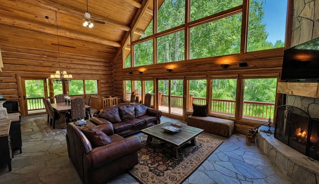 Beautiful Log Cabin 3 Miles to Purgatory Ski Resort with Private Hot Tub