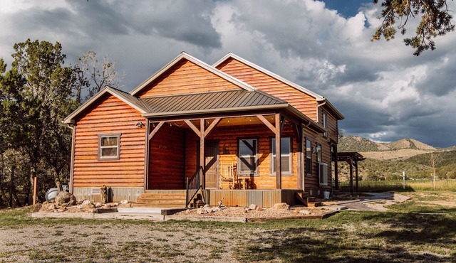 Beautiful log cabin 7 miles from Black Canyon National Park