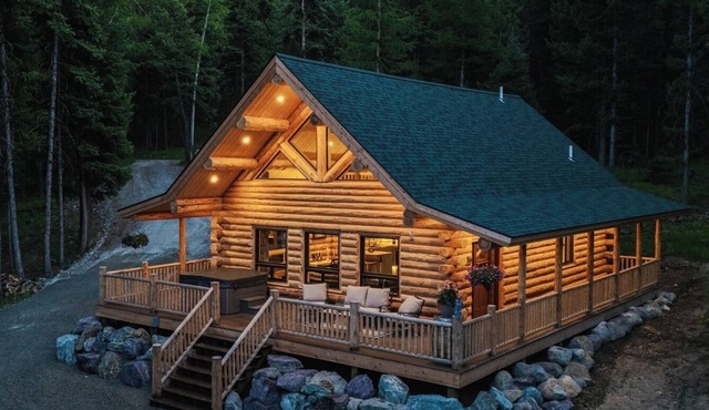 Beautiful Log Cabin in Mountains Near Glacier Park