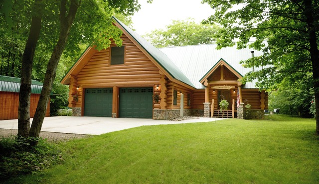 Beautiful log cabin in the woods with a hot tub. 5 min walk to a quiet beach.