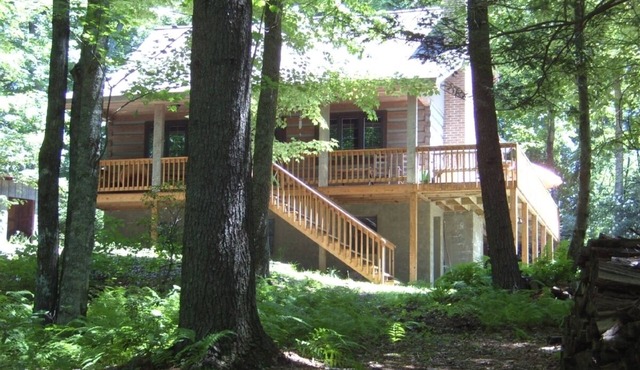 Beautiful Log Cabin, Mountain Top Retreat Among the Trees