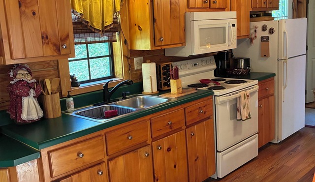 BEAUTIFUL LOG CABIN NEAR NEW RIVER HIKING STARGAZING WIFI NICE COUPLES RETREAT