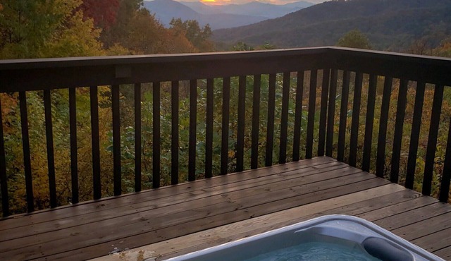 Beautiful Log Cabin on 20 private acres-Wifi -Hot Tub-Awesome Views