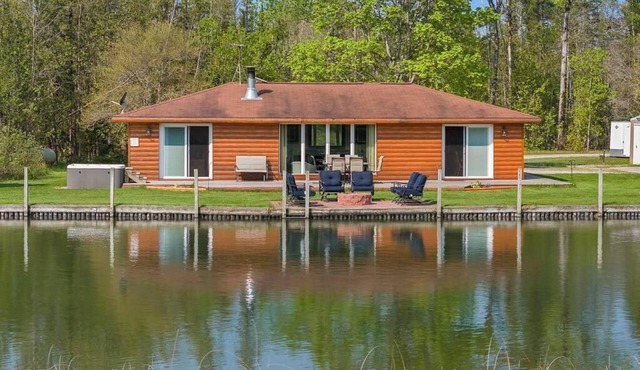 Beautiful Log Cabin on the River with Hot Tub