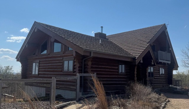 Beautiful log cabin, only 1.7 miles from lake dock by Lewis & Clark, Yankton SD