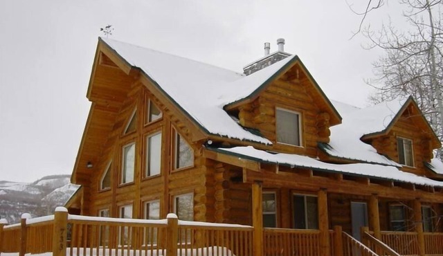 Beautiful Log Cabin Retreat Nestled 45 Minutes from Park City