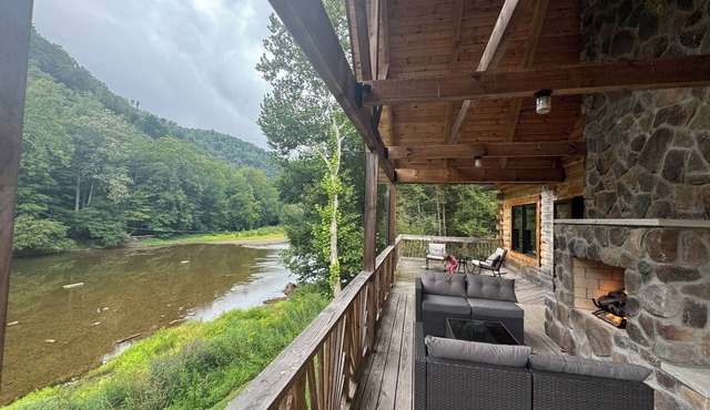 Beautiful Log cabin, River side, dual fire places, breathtaking views, WiFi