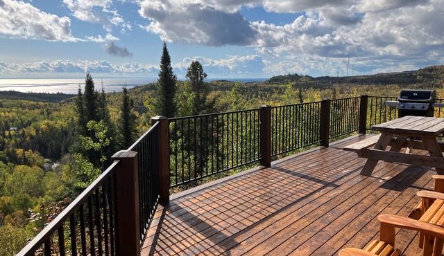 Beautiful Log Cabin, Stunning Lake Superior & Tettegouche view, private