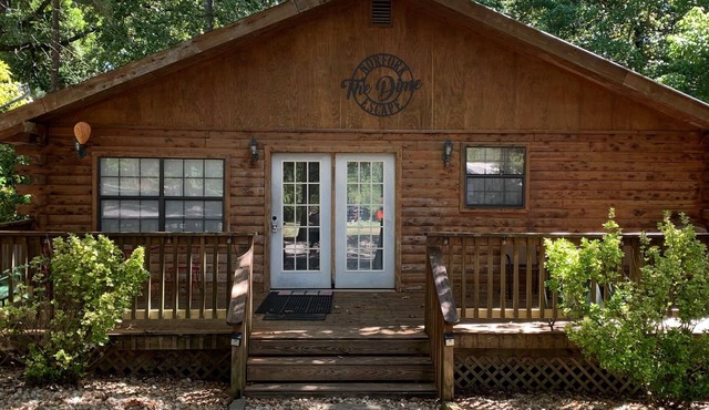 Beautiful Log Cabin. Sleeps 2-8. Reds Landing boat ramp .5 mi away. A+ fishing.