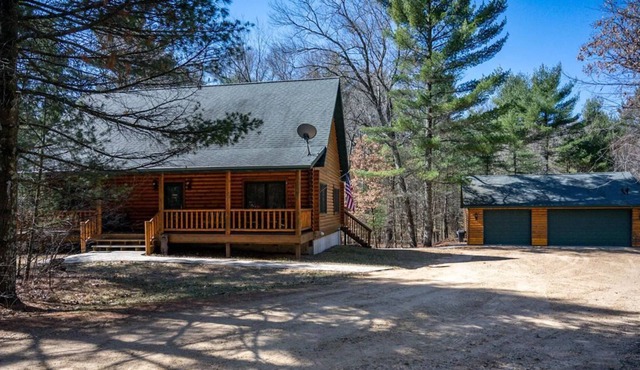 Beautiful Log Cabin Style House 10 min from Petenwell Lake