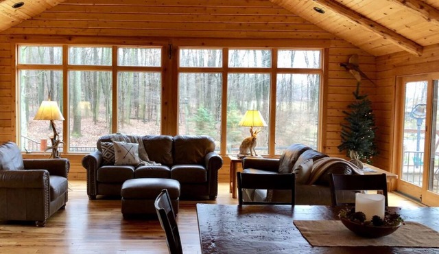 Beautiful Log Cabin nestled in the woods of Amish Country. Relax in our hot tub!
