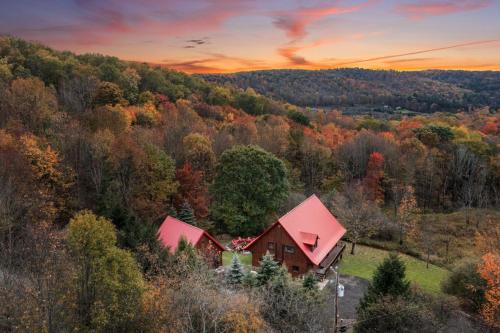 Beautiful Log Cabin! Hot-Tub, Bonfire & Private Yet 4 Mins to Downtown!