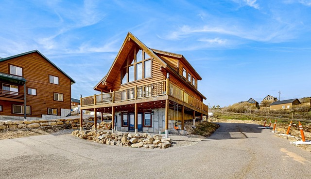Beautiful log cabin with lake views, wraparound deck, & foosball