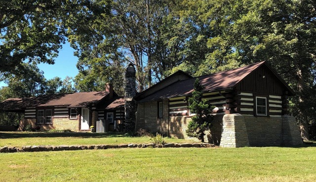 Beautiful Log Cabin River Retreat- In very convenient location!