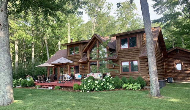 Beautiful Log Cabin on Peaceful Bass Lake