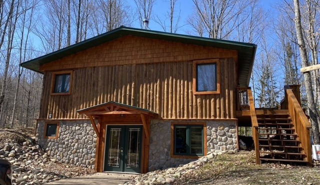 Beautiful log cabin on the Pendleton Creek!