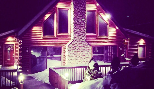 Beautiful Log Cabin in The Hideout