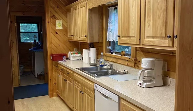Beautiful Log Cabin - PSU Events - State Parks - Sleeps 6 to 8