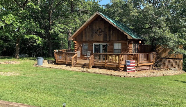 Beautiful Log Cabin w/loft. 1/2 mile to Red's Landing Boat Launch! A+ fishing.