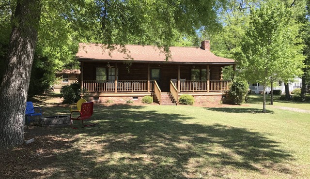 Beautiful Log Cabin with Private Dock and Boat Ramp