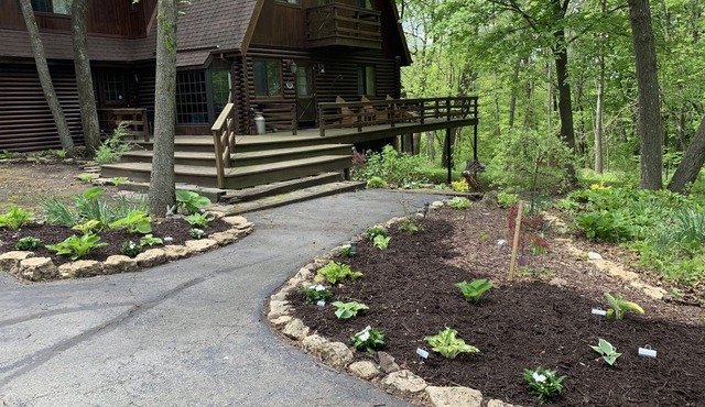 Beautiful Log Cabin with Fireplace, Fire Pit, Hot Tub & Wifi