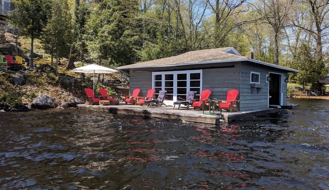Beautiful Log Cottage & Boat House on Lake Muskoka "Tall Trees"