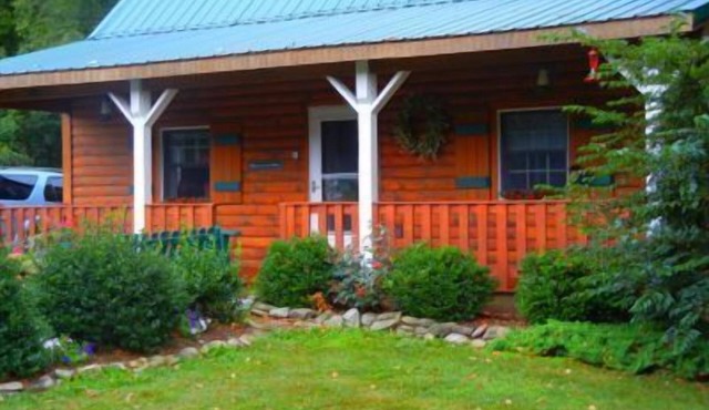 Beautiful Log Cottage Located Along Pine Creek