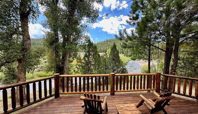 Beautiful log home-dog friendly, creek & mountain views,close to national parks