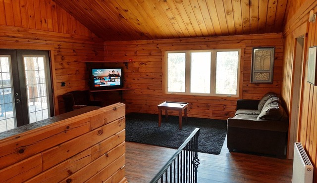 Beautiful log home + 1000 sq foot bunkie. 7 BEDS!
