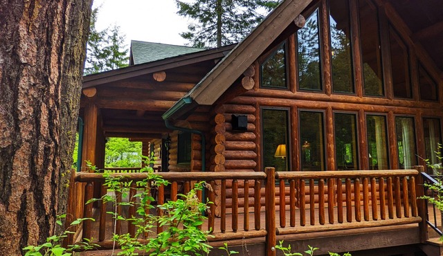 Beautiful Log Home, 20 min. from Leavenworth, WA. Nestled In The Woods