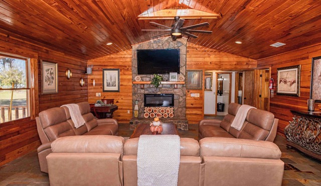 Beautiful Log Home 5mi from Suwanee Music Park!