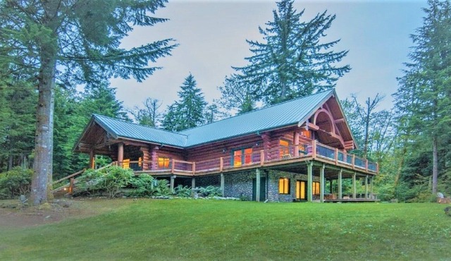 Beautiful log home close to, nature, hikes, skiing, fishing, shops.
